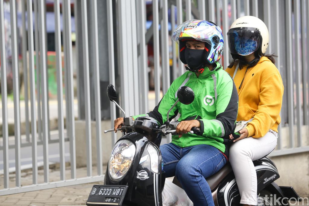 Ojek online kembali tengah menarik penumpang di kawasan Jakarta Selatan, Senin (13/4/2020). Kementerian Perhubungan mengizinkan ojek online (ojol) untuk kembali mengangkut penumpang wilayah yang menerapkan PSBB.