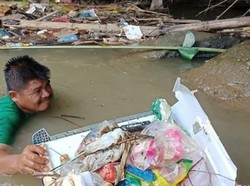 Viral Kisah Wahyudi, Menerjang Arus Bersihkan Sampah dari Sungai di Medan