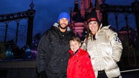 Ini foto Nadine dengan Neymar di Disneyland Paris. (Foto: Instagram @nadine.goncalves)