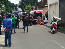Pemotor Tewas Tergeletak di Jalanan Solo, Dievakuasi Petugas Ber-APD