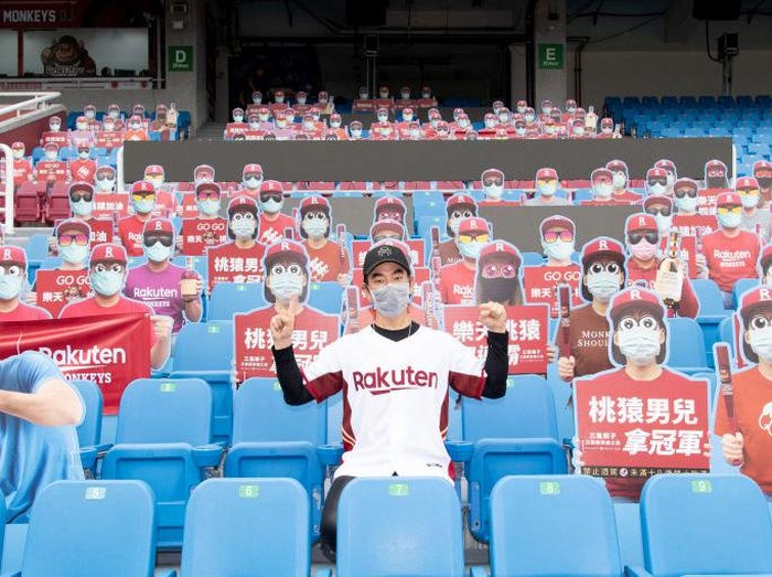 Pandemi COVID-19 membuat suasana tribun menjadi sepi, beberapa cabang olahraga hingga olimpiade dihentikan sementara. Namun tidak untuk beberapa tribun ini, nampak penonton kardus ramaikan tribun.opening game between Rakuten Monkeys and CTBC Brothers at Taoyuan International Baseball Stadium on April 11, 2020 in Taoyuan, Taiwan. (Photo by Gene Wang/Getty Images)