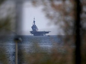 Kepulan Asap Terlihat saat Kebakaran Kapal Angkatan Laut AS Kepulan Asap Terlihat saat Kebakaran Kapal Angkatan Laut AS