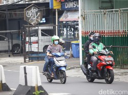 Ojol Mulai Narik Lagi, Penumpang Belum Terbiasa Bawa Helm Sendiri