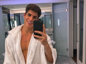 Potret Ganteng Pacar Brondong Ibu Neymar, Lebih Muda 30 Tahun Potret Ganteng Pacar Brondong Ibu Neymar, Lebih Muda 30 Tahun