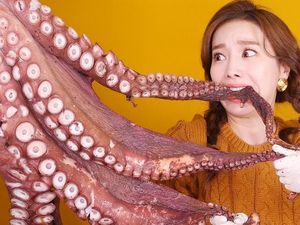 Makan Gurita Hidup, YouTuber Ini Dikecam Netizen