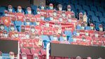 Penonton Kardus Meriahkan Stadion
