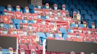 Suporter kardus tersebut nampak mengisi setiap kursi di tribun, mereka juga dibekali masker lho. Gene Wang/Getty Images