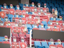 Suporter kardus tersebut nampak mengisi setiap kursi di tribun, mereka juga dibekali masker lho. Gene Wang/Getty Images
