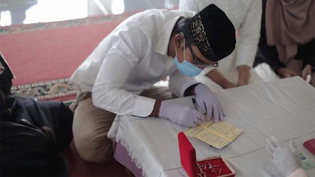 Saat nikah, Aji dan Alfy harus mengikuti protokol pemerintah terkait wabah Covid-19.