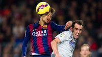 Pemain yang paling sering dihadapi Neymar adalah Diego Godin (18 kali). Foto: Getty Images/Alex Caparros