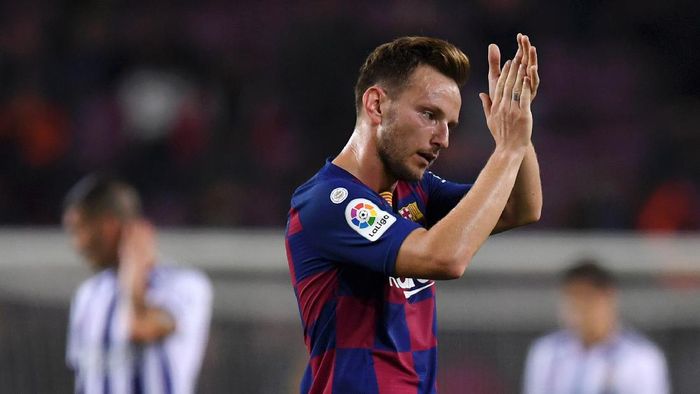 BARCELONA, SPAIN - OCTOBER 29: Ivan Rakitic of FC Barcelona applauds fans following victory in the Liga match between FC Barcelona and Real Valladolid CF at Camp Nou on October 29, 2019 in Barcelona, Spain. (Photo by Alex Caparros/Getty Images)