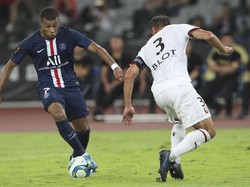 Pemain yang paling sering dihadapi Kylian Mbappe adalah Damien Da Silva (10 kali). Foto: Getty Images/Lintao Zhang