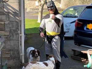 Lagi, Berkostum Unik untuk Menghibur Tetangga di Tengah Corona