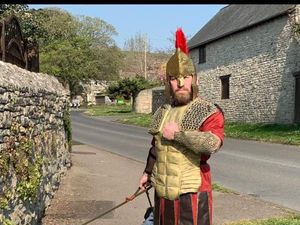 Pede Bergaya Nyentrik untuk Hibur Tetangga Saat Badai Corona