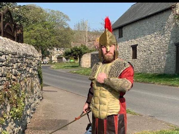 Pede Bergaya Nyentrik untuk Hibur Tetangga Saat Badai Corona