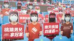 Penonton Kardus Meriahkan Stadion