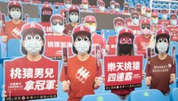 Meski tanpa gemuruh suara penonton, adanya suporter kardus ini setidaknya mengisi kekosongan tribun. Gene Wang/Getty Images