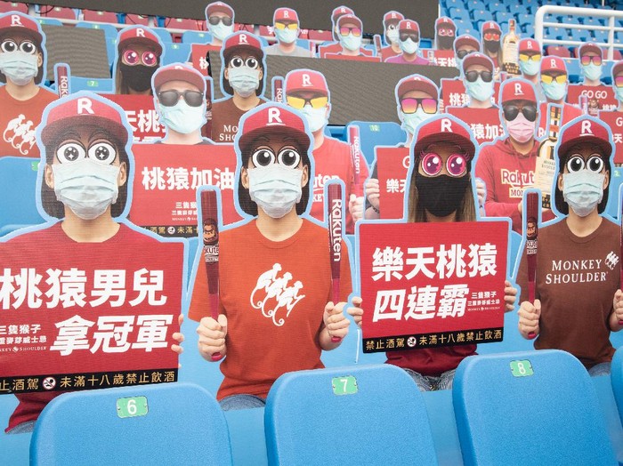 Pandemi COVID-19 membuat suasana tribun menjadi sepi, beberapa cabang olahraga hingga olimpiade dihentikan sementara. Namun tidak untuk beberapa tribun ini, nampak penonton kardus ramaikan tribun.opening game between Rakuten Monkeys and CTBC Brothers at Taoyuan International Baseball Stadium on April 11, 2020 in Taoyuan, Taiwan. (Photo by Gene Wang/Getty Images)