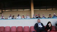 Dynamo Brest yang merupakan juara liga Belarusia musim lalu ini menggunakan cara unik untuk tetap mendukung timnya berlaga, seperti suporter kardus ini. Twitter/FC Dynamo Brest