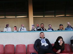 Dynamo Brest yang merupakan juara liga Belarusia musim lalu ini menggunakan cara unik untuk tetap mendukung timnya berlaga, seperti suporter kardus ini. Twitter/FC Dynamo Brest