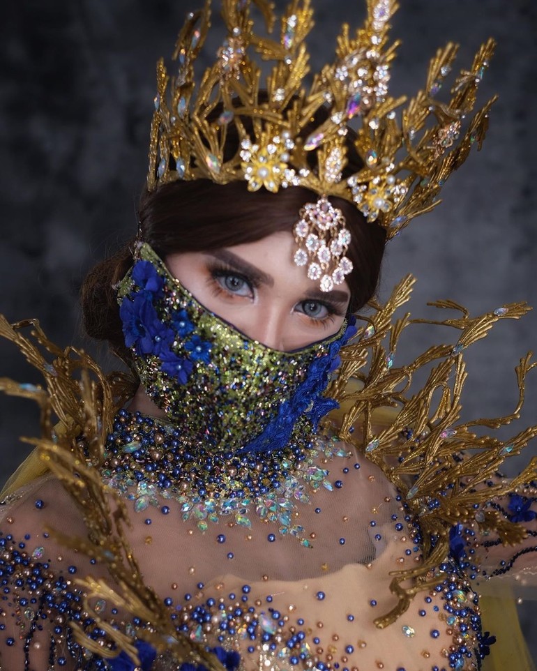 MUA Lera juga membuat masker pengantin bertabur payet dan mutiara bernuansa biru dan gold, serasi dengan warna gaunnya. Bidadari DISTANCING New gwon iera BOUTIQUE , tulis @ieramakeup_nd_boutique. Foto: instagram @mahayunesa_makeup