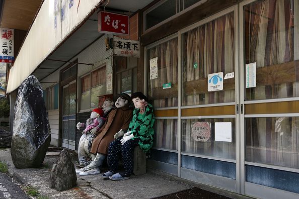 Semakin berkurangnya jumlah penduduk di desa itu membuat seorang penduduk desa bernama Tsukimi Ayano membuat boneka untuk mengusir rasa sepi. Ayano pun mulai menjahit boneka berbentuk manusia dan mengisinya dengan kertas, kain, koran, dan tongkat kayu. Bonekanya juga lengkap dengan wajah, rambut dan ekpresi wajah yang ceria. Boneka-boneka ini pun dia sebar di penjuru desa. Ada di sawah, menjaga pintu perbatasan, di depan rumah, di jalanan, halte bus dan di sekolah. Layaknya manusia, boneka ini juga punya ragam baju dan suasana, seperti pernikahan, festival dan juga baju santai. Carl Court/Getty Images.