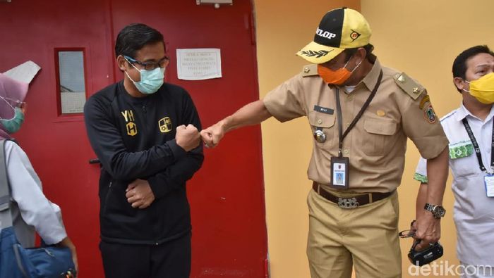 Yunan Helmi, Barito Putera Yunan Helmi, Asisten Pelatih Barito Putera, sudah bisa meninggalkan RSUD Ulin Banjarmasin. Ia sudah pulih dari sakitnya. Hasil tes swab pun negatif COVID-19.
