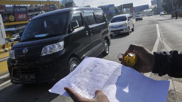 Petugas Dinas Perhubungan (Dishub) melakukan pendataan mobil kendaraan menuju Jakarta di gerbang tol Bekasi Barat, Jawa Barat, Rabu (8/4/2020). Gubernur Jawa Barat Ridwan Kamil mengajukan PSBB (Pembatasan Sosial Berskala Besar) di wilayah yang berdekatan dengan Jakarta yaitu Bekasi kota/kabupaten, Depok dan Bogor kota/kabupaten ke pemerintah pusat untuk mencegah penyebaran virus corona (COVID-19). ANTARA FOTO/ Fakhri Hermansyah/aww.