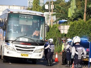 Ada Larangan Mudik, Bus AKAP Putar Balik di Perbatasan Bekasi