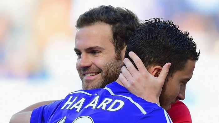 LONDON, ENGLAND - APRIL 18:  Juan Mata of Manchester United hugs Eden Hazard of Chelsea during the Barclays Premier League match between Chelsea and Manchester United at Stamford Bridge on April 18, 2015 in London, England.  (Photo by Jamie McDonald/Getty Images)