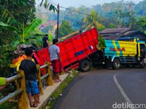 Tabrak Pembatas Jalan, Truk Muatan Batu Nyaris Terjun ke Sungai di Ciamis