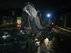 Kendaraan TNI Tabrak Truk Ekspedisi di Pasuruan, Pengemudi Terluka