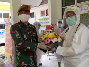 Semangati Tim Medis COVID-19, TNI-Komunitas Bagikan Bunga dan APD
