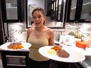 Nikita Mirzani Masak Steak, Tampilan Seksinya Bikin Netizen Salah Fokus