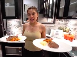 Nikita Mirzani Masak Steak, Tampilan Seksinya Bikin Netizen Salah Fokus