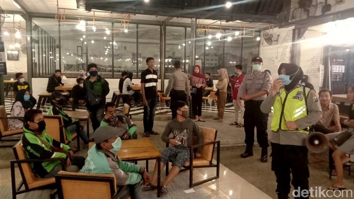 Mengantisipasi penyebaran dan semakin meluasnya virus Corona di Surabaya, tim gabungan operasi membubarkan keramaian di sebuah cafe, Senin (13/4/2020) malam.