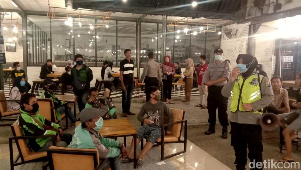Tim Gabungan di Surabaya Bubarkan Pusat Keramaian