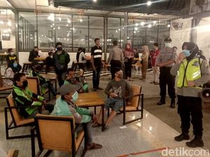 Tim Gabungan di Surabaya Bubarkan Pusat Keramaian