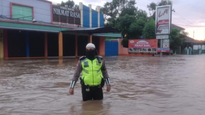 Jalan Raya Tembokrejo di Pantura Lumpuh diterjang banjir