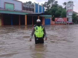 Jalur Pantura Pasuruan Lumpuh Diterjang Banjir Setinggi 1 Meter