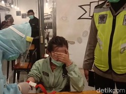 Ekspresi Takut Satu Pengunjung Kafe di Surabaya Saat Disuntik Rapid Test