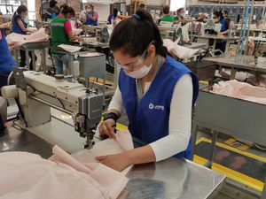 Kain Bekas Airbag Dibikin APD untuk Petugas Medis