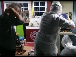 Momen Polisi Memakai APD Geledah Rumah Tio Pakusadewo Terkait Narkoba