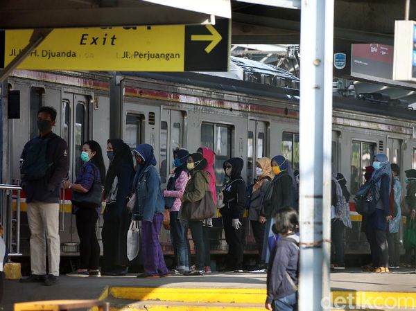 Potret Aktivitas Warga di Stasiun Bekasi Jelang Penerapan PSBB