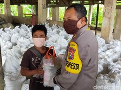 Sebulan Tak Kerja, Pelaku Pariwisata-Seniman di Banyuwangi Dapat Bantuan