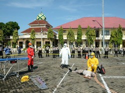 Gugus Tugas Simulasikan Penanganan Korban Corona Tergeletak di Tempat Umum