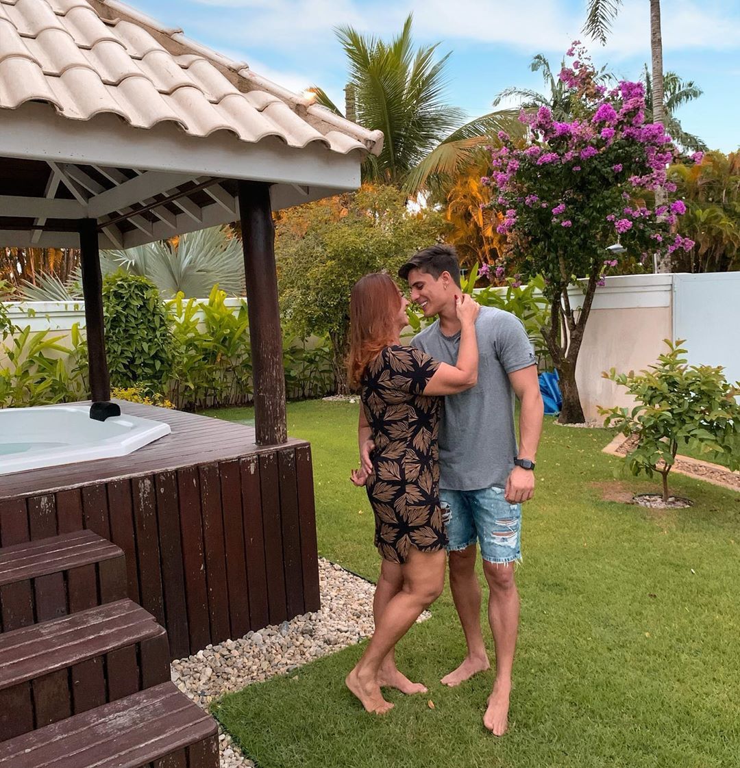 Wow.. Pacar Brondong Ibunda Neymar Ternyata Seorang Gay