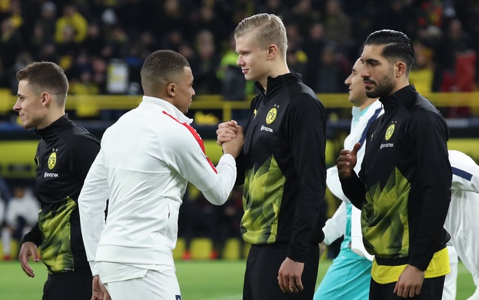 DORTMUND, GERMANY - FEBRUARY 18: Kilian Mbappe of Paris Saint-Germain shakes hands with Erling Haaland of Dortmund prior to the UEFA Champions League round of 16 first leg match between Borussia Dortmund and Paris Saint-Germain at Signal Iduna Park on February 18, 2020 in Dortmund, Germany. (Photo by Alex Grimm/Getty Images)