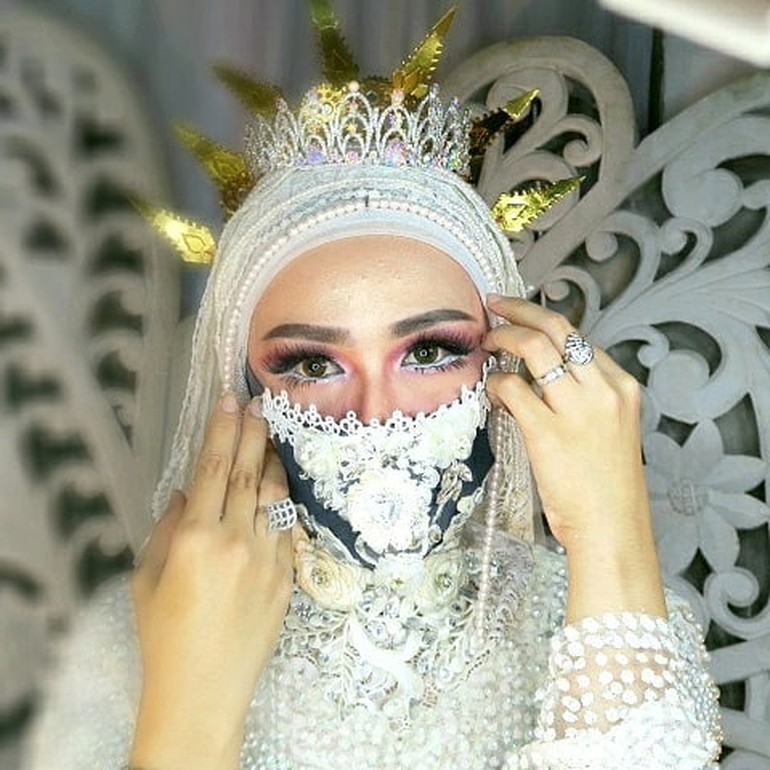 Masker kain yang diposting oleh @arerachma_makeupartist, bisa jadi rekomendasi kamu para pengantin yang menikah di tengah Corona. Masker dengan detail bunga dan bordir ini sungguh cantik.  Foto: instagram @arerachma_makeupartist