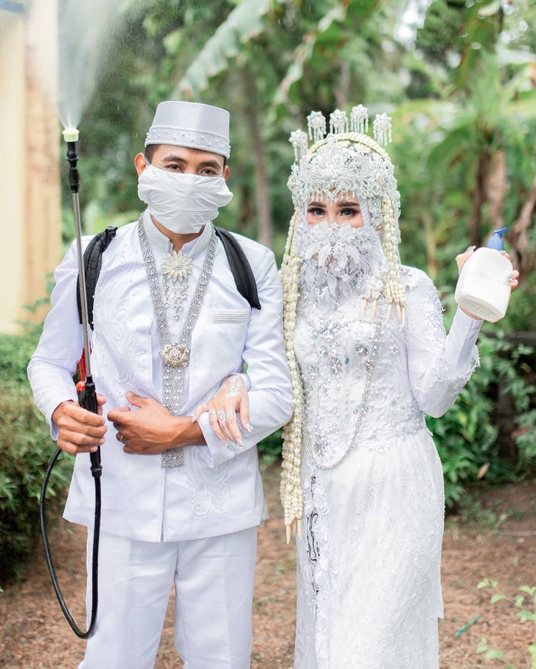 Wanita yang didandani menjadi pengantin oleh makeup artist Lera Makeup ini tampil masker unik. Dia memakai masker warna putih bak cadar yang cantik. PRINCESS MASKERINA inspiration of a princess who kept her distance on her happy day because of the covid19 virus, unggah akun @ieramakeup_nd_boutique. Foto: instagram @arerachma_makeupartist Foto: instagram @ieramakeup_nd_boutique